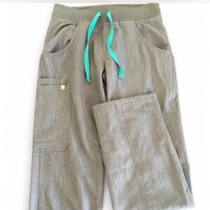 Kade FIGS technical collection in Graphite